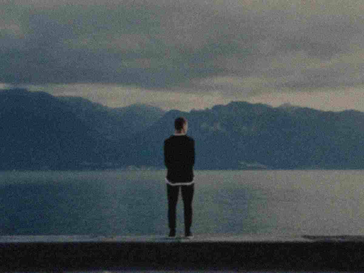 Fjelltur ved vannet – før AI-forbedring: mørkt, uskarpt og støyete