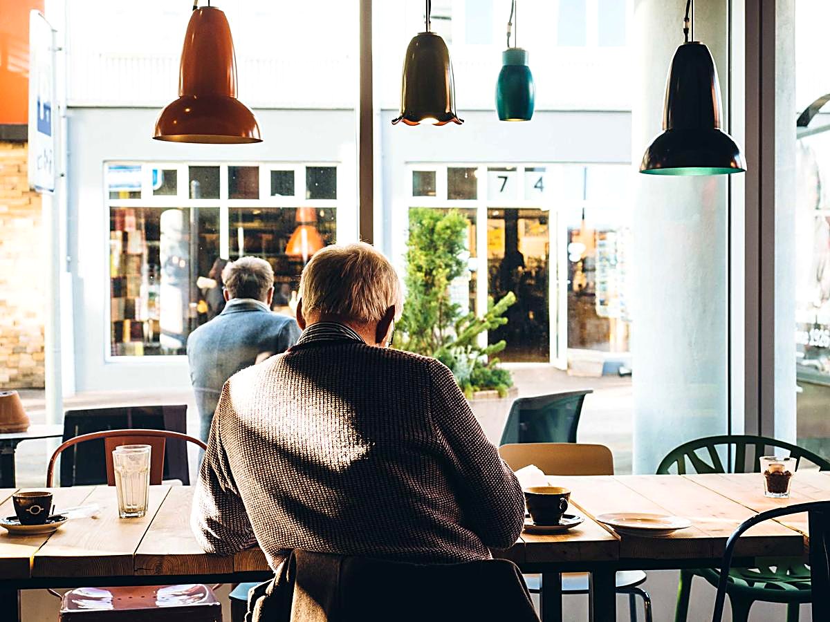 Kafé & folk – etter AI-forbedring: skarpt, riktig eksponert og støyfritt