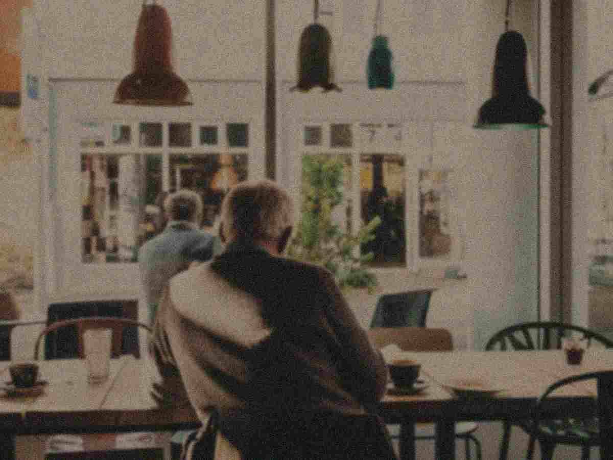 Kafé & folk – før AI-forbedring: mørkt, uskarpt og støyete