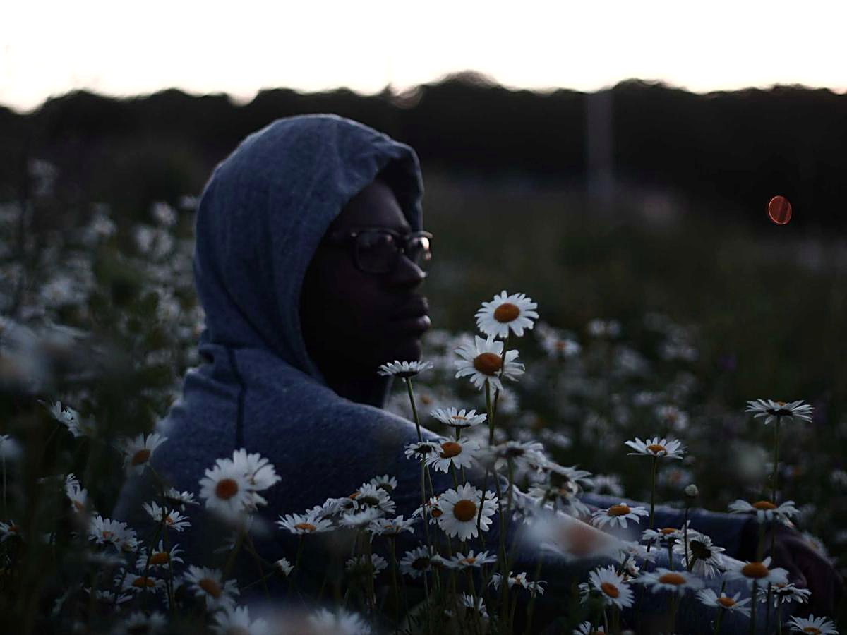 Portrett i blomstereng – etter AI-forbedring: skarpt, riktig eksponert og støyfritt